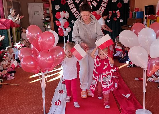 DZIEŃ  W  STROJACH  BIAŁO - CZERWONYCH grafika