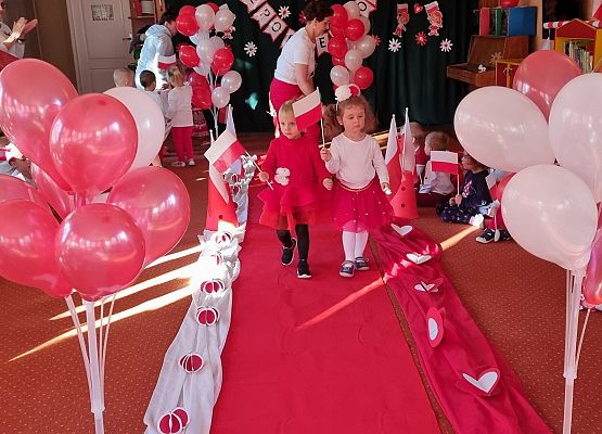 DZIEŃ  W  STROJACH  BIAŁO - CZERWONYCH grafika