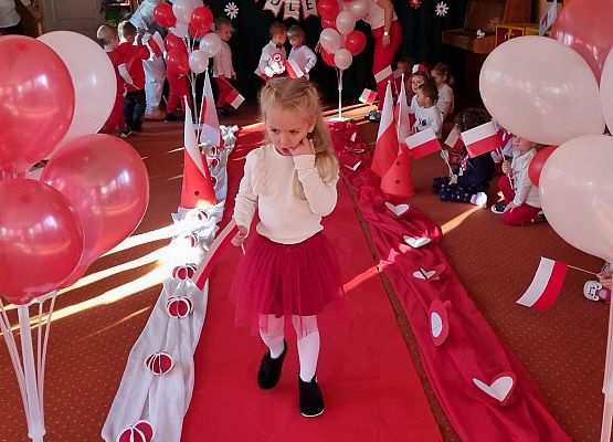 DZIEŃ  W  STROJACH  BIAŁO - CZERWONYCH grafika