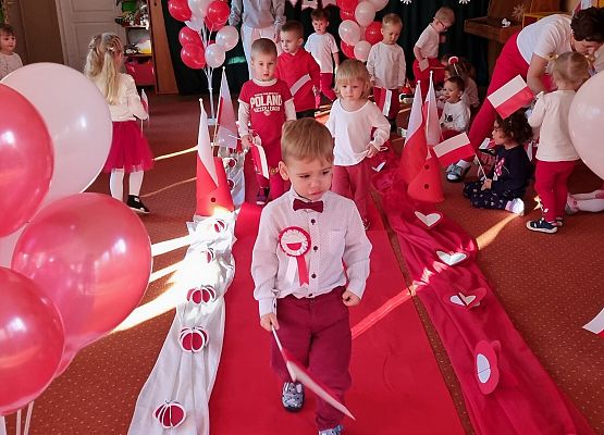 DZIEŃ  W  STROJACH  BIAŁO - CZERWONYCH grafika