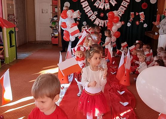 DZIEŃ  W  STROJACH  BIAŁO - CZERWONYCH grafika