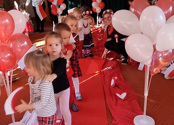 DZIEŃ  W  STROJACH  BIAŁO - CZERWONYCH grafika