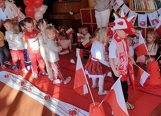 DZIEŃ  W  STROJACH  BIAŁO - CZERWONYCH grafika