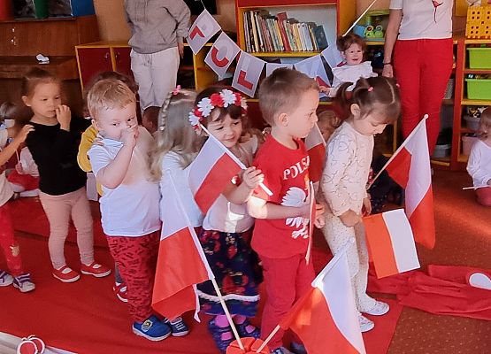 DZIEŃ  W  STROJACH  BIAŁO - CZERWONYCH grafika