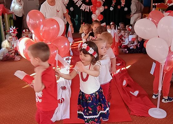 DZIEŃ  W  STROJACH  BIAŁO - CZERWONYCH grafika