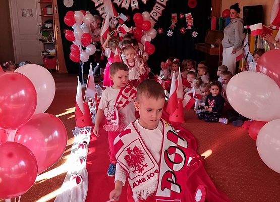 DZIEŃ  W  STROJACH  BIAŁO - CZERWONYCH grafika