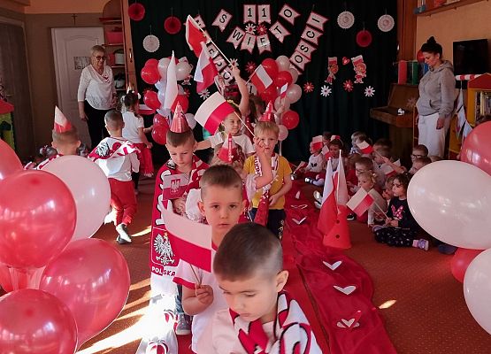 DZIEŃ  W  STROJACH  BIAŁO - CZERWONYCH grafika