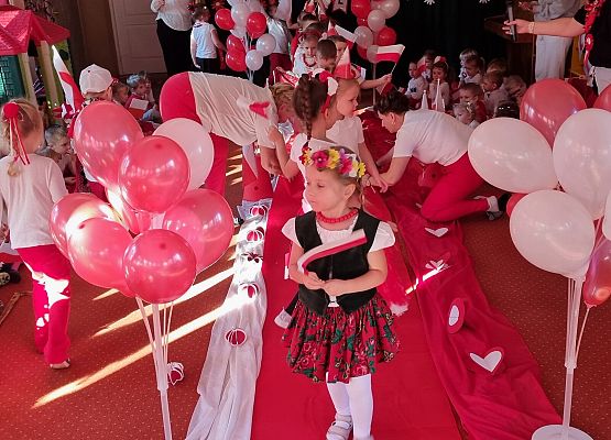 DZIEŃ  W  STROJACH  BIAŁO - CZERWONYCH grafika