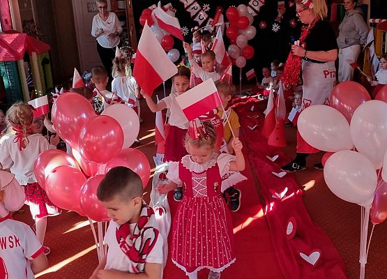 DZIEŃ  W  STROJACH  BIAŁO - CZERWONYCH grafika