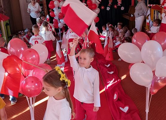 DZIEŃ  W  STROJACH  BIAŁO - CZERWONYCH grafika