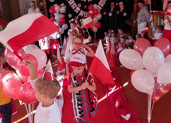 DZIEŃ  W  STROJACH  BIAŁO - CZERWONYCH grafika