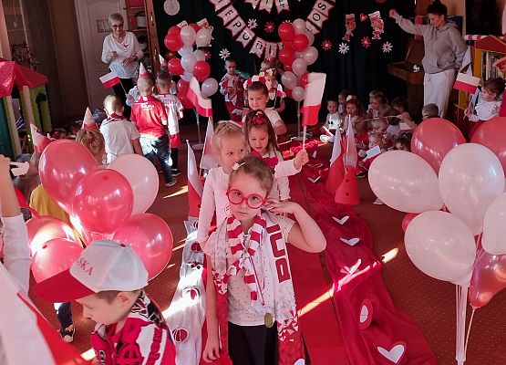 DZIEŃ  W  STROJACH  BIAŁO - CZERWONYCH grafika