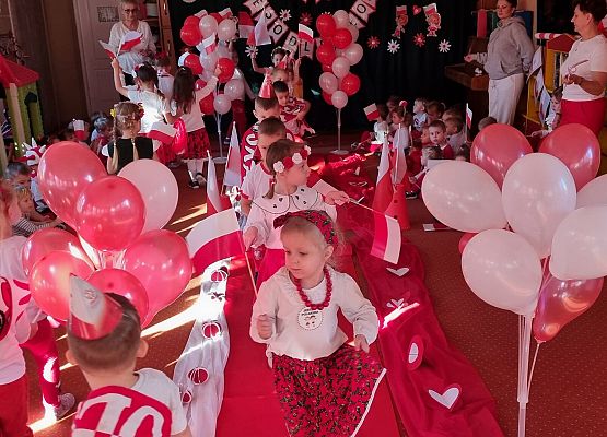 DZIEŃ  W  STROJACH  BIAŁO - CZERWONYCH grafika