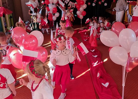 DZIEŃ  W  STROJACH  BIAŁO - CZERWONYCH grafika