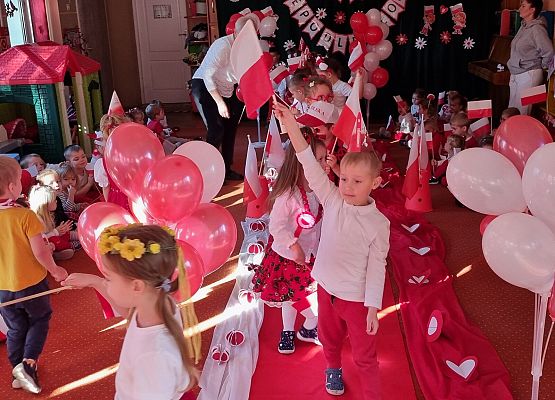 DZIEŃ  W  STROJACH  BIAŁO - CZERWONYCH grafika