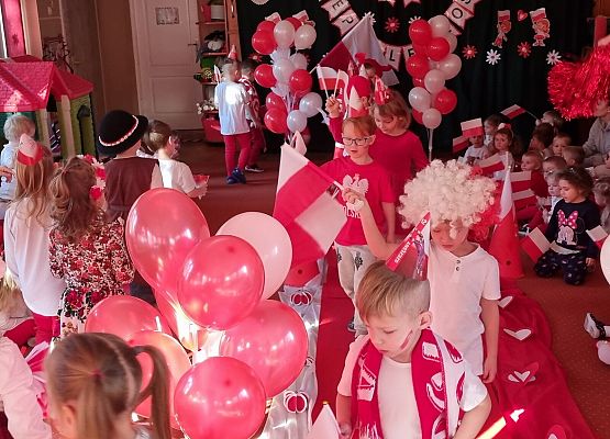 DZIEŃ  W  STROJACH  BIAŁO - CZERWONYCH grafika