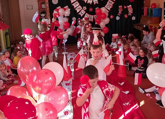 DZIEŃ  W  STROJACH  BIAŁO - CZERWONYCH grafika