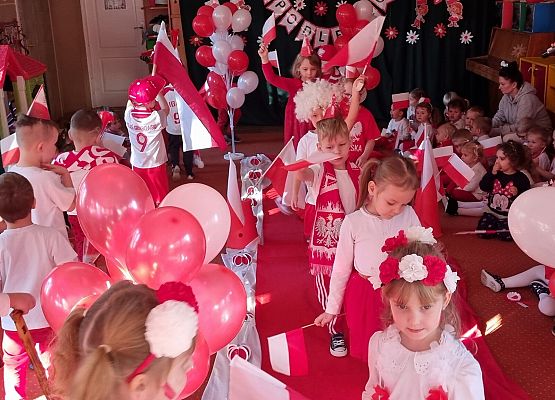 DZIEŃ  W  STROJACH  BIAŁO - CZERWONYCH grafika