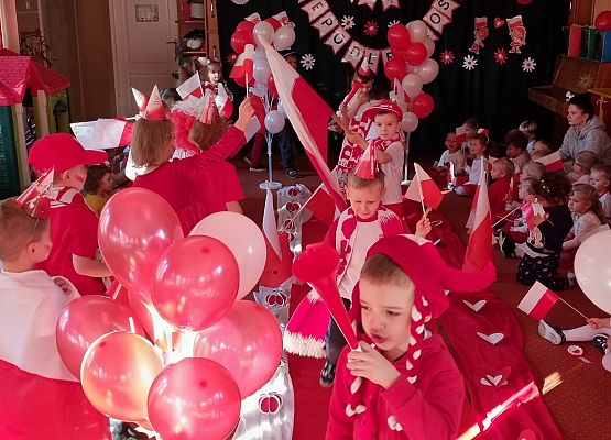 DZIEŃ  W  STROJACH  BIAŁO - CZERWONYCH grafika