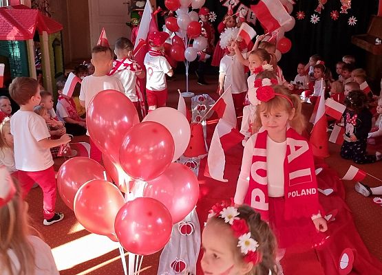 DZIEŃ  W  STROJACH  BIAŁO - CZERWONYCH grafika