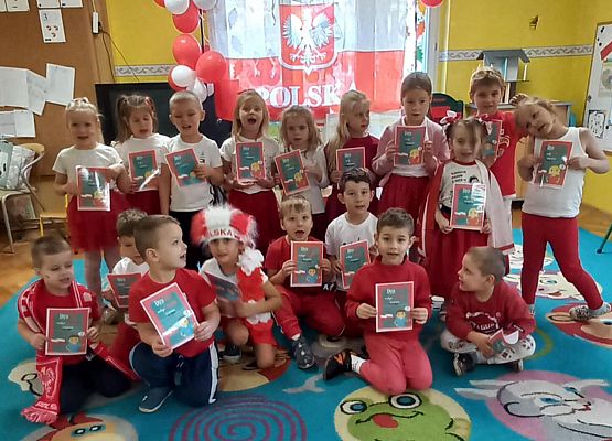 DZIEŃ  W  STROJACH  BIAŁO - CZERWONYCH grafika