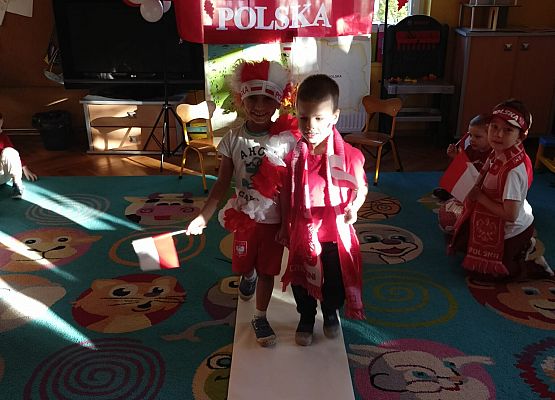 DZIEŃ  W  STROJACH  BIAŁO - CZERWONYCH grafika