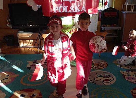 DZIEŃ  W  STROJACH  BIAŁO - CZERWONYCH grafika