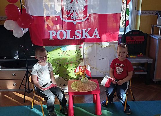 DZIEŃ  W  STROJACH  BIAŁO - CZERWONYCH grafika