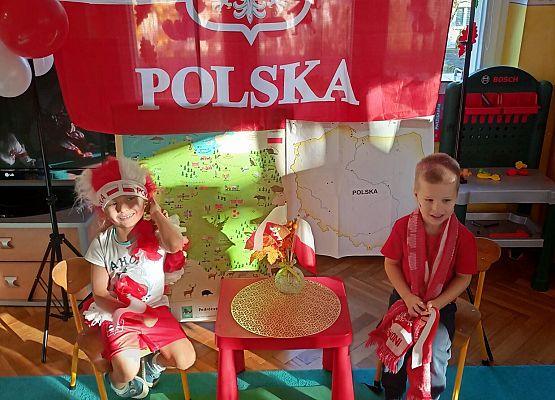 DZIEŃ  W  STROJACH  BIAŁO - CZERWONYCH grafika