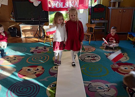 DZIEŃ  W  STROJACH  BIAŁO - CZERWONYCH grafika