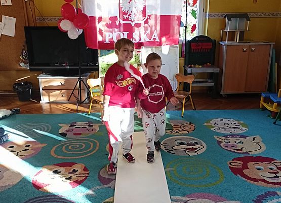 DZIEŃ  W  STROJACH  BIAŁO - CZERWONYCH grafika