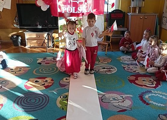 DZIEŃ  W  STROJACH  BIAŁO - CZERWONYCH grafika