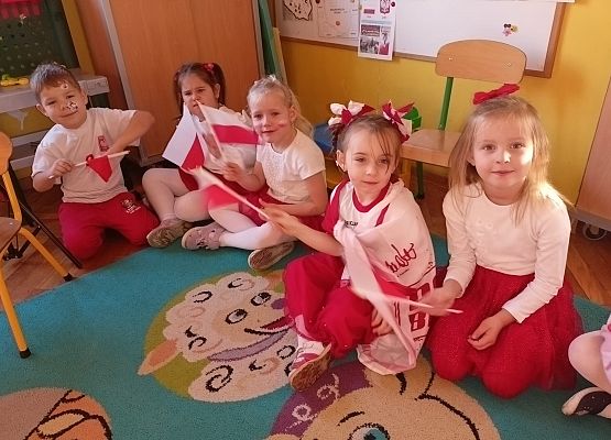 DZIEŃ  W  STROJACH  BIAŁO - CZERWONYCH grafika