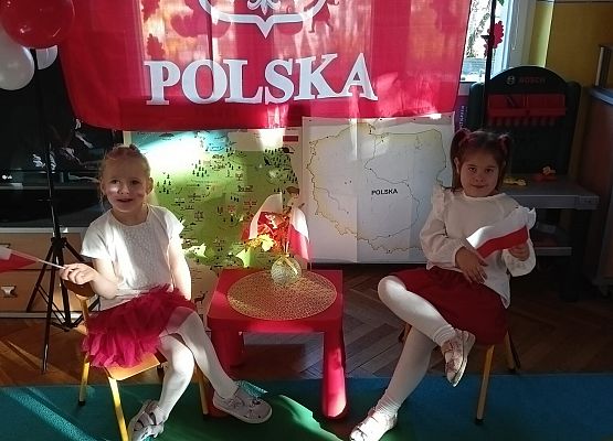 DZIEŃ  W  STROJACH  BIAŁO - CZERWONYCH grafika
