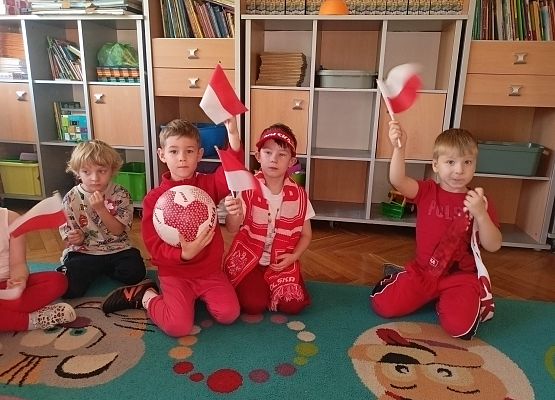 DZIEŃ  W  STROJACH  BIAŁO - CZERWONYCH grafika