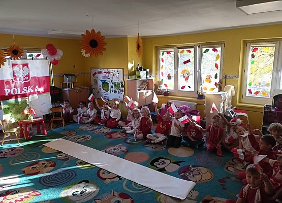 DZIEŃ  W  STROJACH  BIAŁO - CZERWONYCH grafika