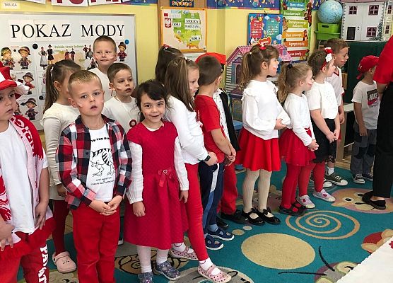 DZIEŃ  W  STROJACH  BIAŁO - CZERWONYCH grafika