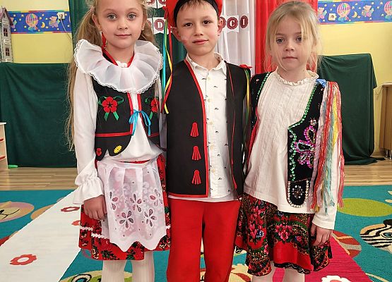 DZIEŃ  W  STROJACH  BIAŁO - CZERWONYCH grafika