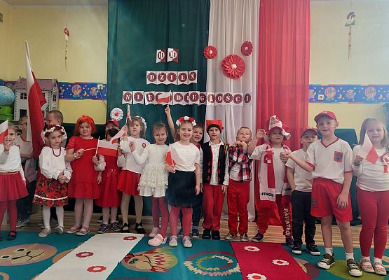 DZIEŃ  W  STROJACH  BIAŁO - CZERWONYCH grafika