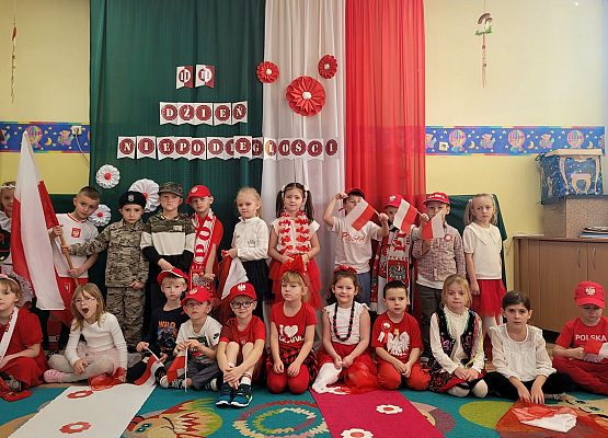 DZIEŃ  W  STROJACH  BIAŁO - CZERWONYCH grafika