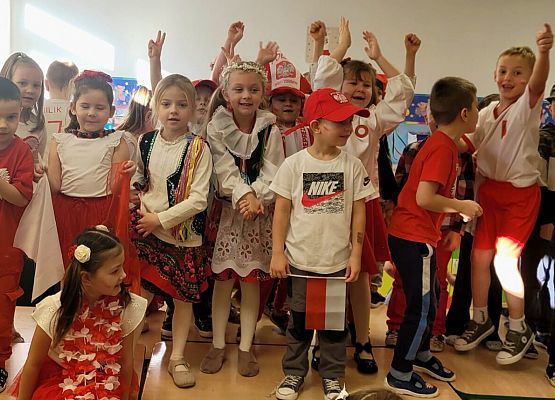 DZIEŃ  W  STROJACH  BIAŁO - CZERWONYCH grafika