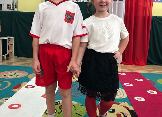 DZIEŃ  W  STROJACH  BIAŁO - CZERWONYCH grafika