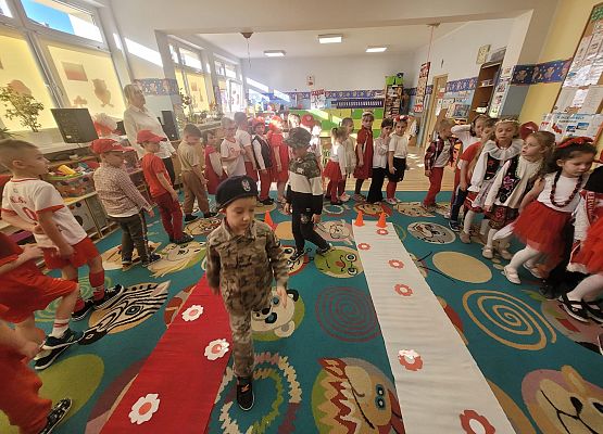 DZIEŃ  W  STROJACH  BIAŁO - CZERWONYCH grafika