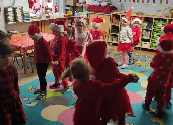 WESOŁE  MIKOŁAJKI  W  PRZEDSZKOLU grafika