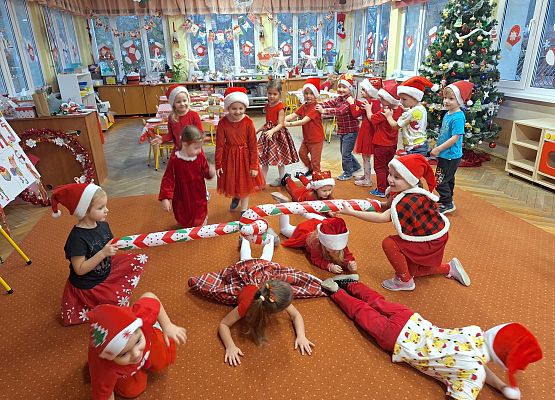 WESOŁE  MIKOŁAJKI  W  PRZEDSZKOLU grafika