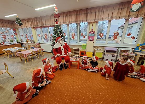 WESOŁE  MIKOŁAJKI  W  PRZEDSZKOLU grafika