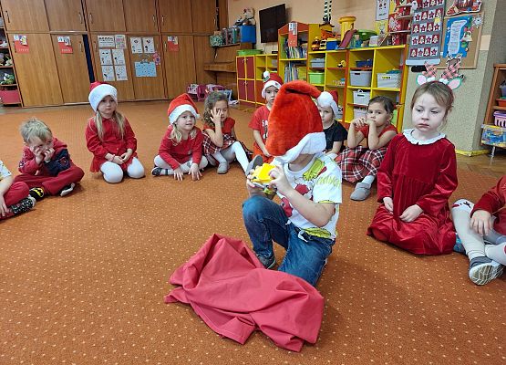 WESOŁE  MIKOŁAJKI  W  PRZEDSZKOLU grafika