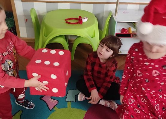 WESOŁE  MIKOŁAJKI  W  PRZEDSZKOLU grafika