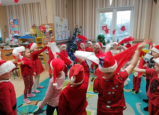 WESOŁE  MIKOŁAJKI  W  PRZEDSZKOLU grafika