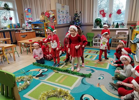 WESOŁE  MIKOŁAJKI  W  PRZEDSZKOLU grafika